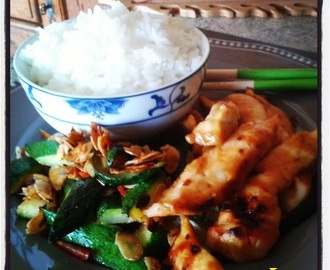 Filet de poulet  teriyaki , courgettes sautées au piment et aux amandes , riz thaï jasmin