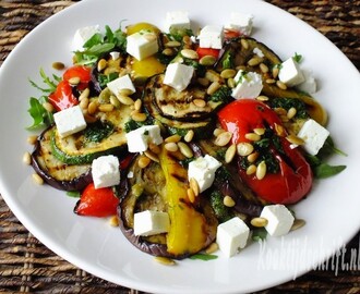 Salade met gegrilde groenten, feta, basilicum en pijnboompitjes