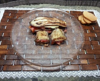 Sándwich de berenjena, tomate, salmón ahumado y queso.