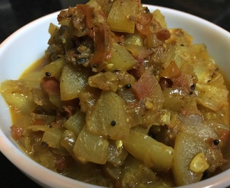 "Kakdi Tamatar ki sabji": Cucumber cooked in tomato gravy!
