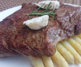 Rib eye steak s bylinkovým maslom a špargľou