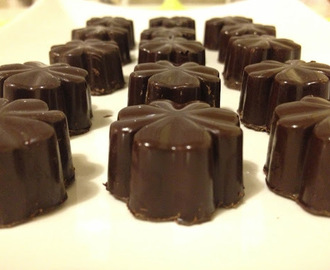 Fehér csokoládé krémmel és meggylekvárral töltött étcsokis bonbon - bonbon projekt 2.0