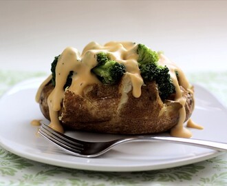 BAKED POTATOES with BROCCOLI & AN AMAZING CHEESE SAUCE