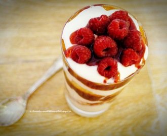 Einfaches Himbeer-Biskuit-Trifle-Schichtdessert mit Joghurt im Glas