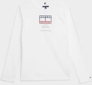 Tommy Hilfiger Langermet T-shirt fra Tommy Hilfiger med normal passform og en brodert logo foran. T-shirten har rund hals med vrangbord og rett nederkant. Stoffet er i myk bomull. Hvit