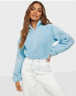 NLY Trend - Øvrige jakker - Lys blå - Cropped Teddy Jacket - Jakker - Other jackets