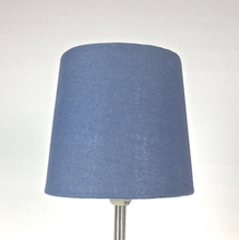 Enkel en lampskärm med klämfäste. Färg: Blå.