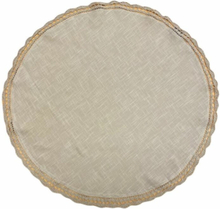 Hedda en rund bordsduk med spetskant runt om i bomull, diameter 85 cm. Färg: Linne/beige.