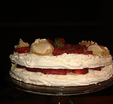 tort bezowy z mascarpone i truskawkami