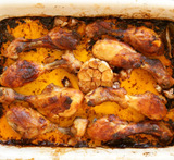 udka z kurczaka pieczone w naczyniu żaroodpornym