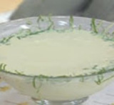 sobremesa de gelatina com creme de leite e leite condensado
