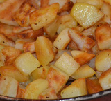 lekker vlees bij gebakken aardappelen