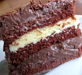 bolo de chocolate com recheio de beijinho e cobertura de chocolate