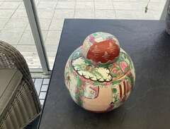 Kinesisk urna med lock