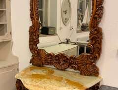 Spegel med tillhörande kons...