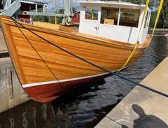 Nybyggd träbåt med akterruff
