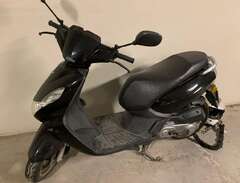 Svart Peugot kisbee moped s...