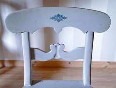 3 blå antika stolar