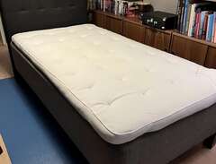 Säng och sänggavel 105 cm