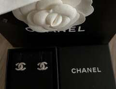 Chanel klassiska örhängen