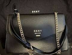 Två stycken DKNY väskor - s...