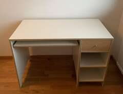 Två skrivbord från IKEA, mo...