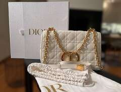 Dior 30 Montaigne Medium Ca...