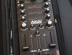 Akai AMX DJ mixer med UDG case