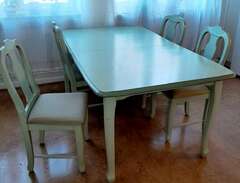 Ljusgrönt matbord med fem s...