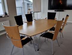 Konferensbord med stolar