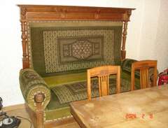 Antik soffa med bord och fy...