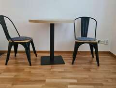 2 stolar och 1 bord