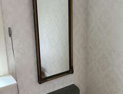 Spegel och bord med stenskiva