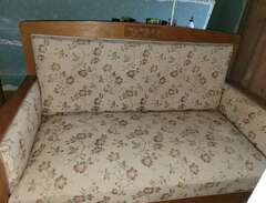 äldre soffa i ek bortskänkes