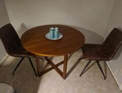 bord med 2 stolar
