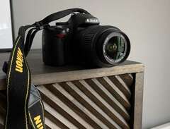 Nikon D3000 med objektiv 18-55