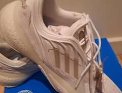 Adidas Ozrah helt nya skor...