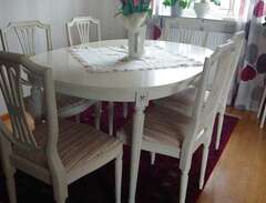 Matsalsbord med stolar