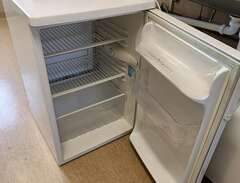 Litet kylskåp bortskänkes