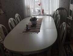 Gustavianskt bord med 8 stolar