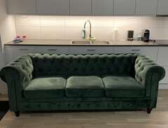 grön soffa i chesterfield stuk