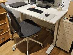 Skrivbord och skrivbordsstol