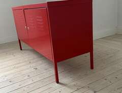 Ikea PS, Rött plåtskåp