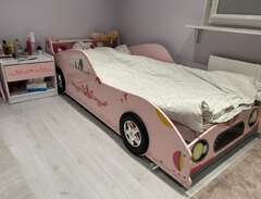 Barnrums möbler rosa bilsän...