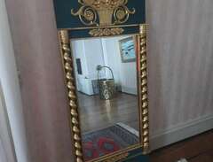 Antik spegel med tillhörand...