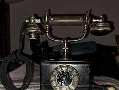 Äldre telefon och skridskor