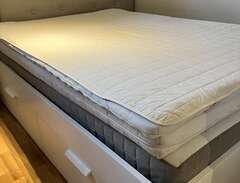 Brimnes (vit) säng med förv...