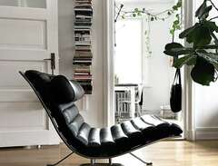 Lounge chair i svart läder...