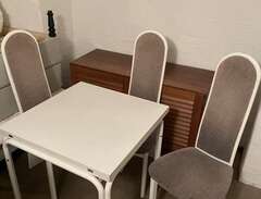 bord och fyra stolar