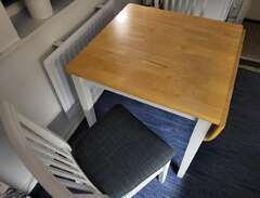 litet köksbord med 2 stolar
